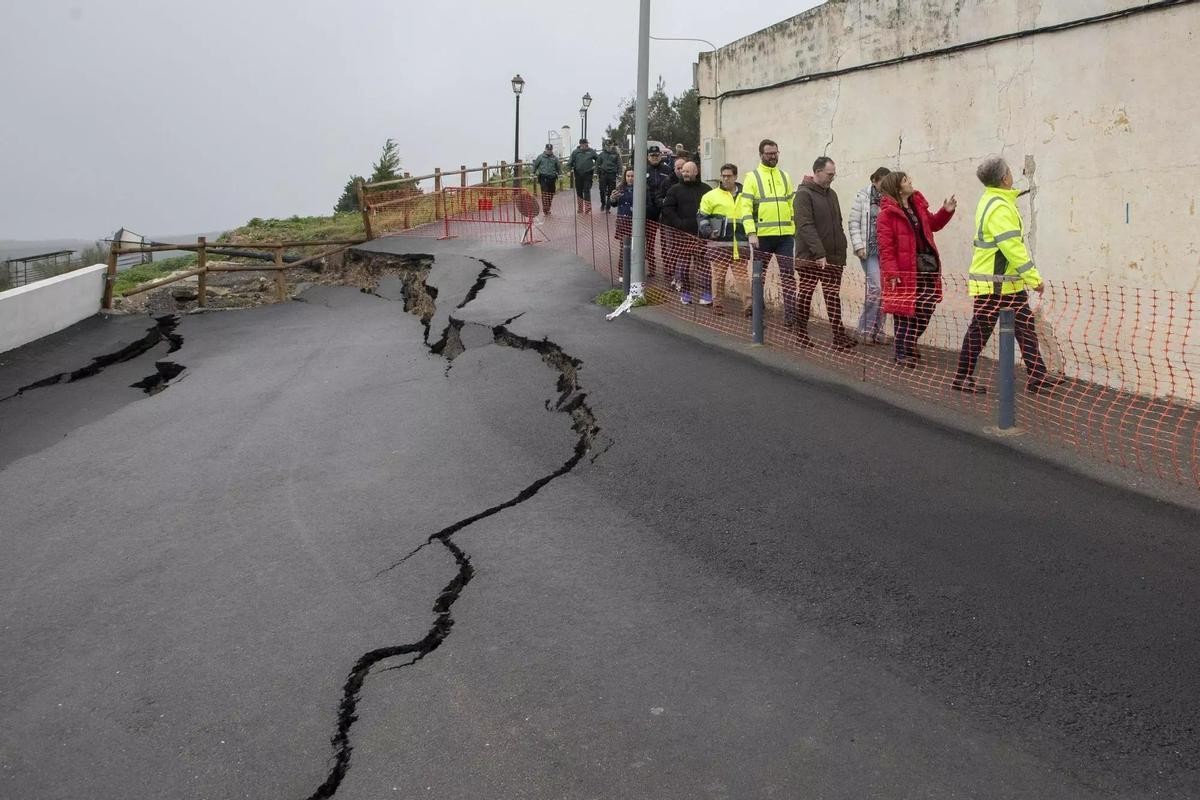 Grietas en la ladera de Benamejí, que se han vuelto a abrir con el temporal.