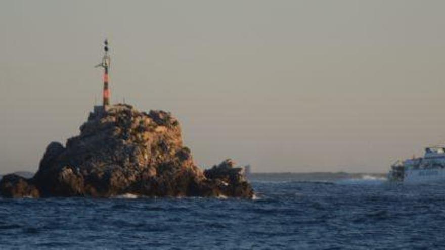 Imagen de la roca de es Daus, contra la que chocó el barco.