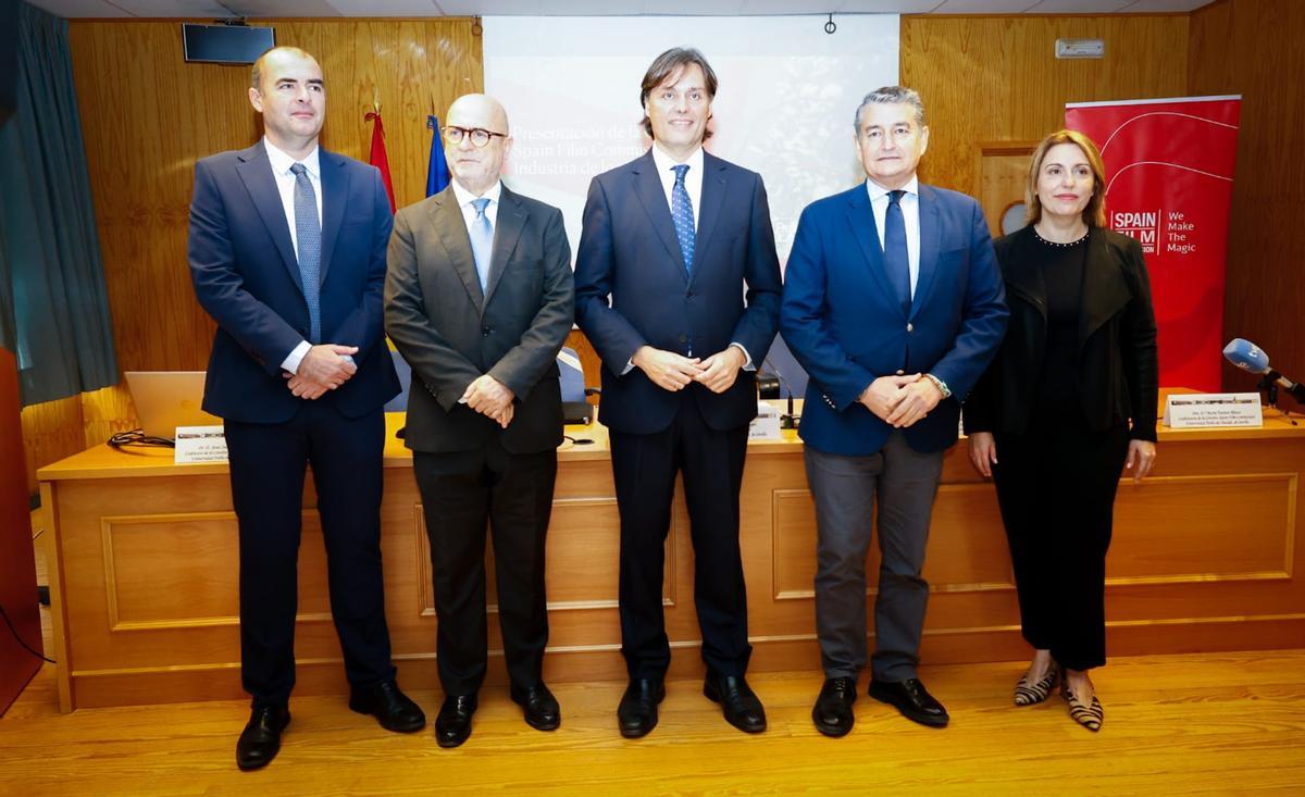 Han presentado la Cátedra de Industria de los Rodajes Carlos Rosado, expresidente de Spain Film Commission y presidente de Andalucía Film Commission; Francisco Oliva Blázquez, rector de la UPO; Jesús Cambra Fierro y María Fuentes Blasco, catedráticos de la Universidad; y Antonio Sanz, consejero de la Presidencia de la Junta de Andalucía.