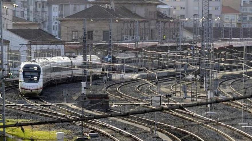 Un tren de media distancia a punto de entrar en la estación Empalme.  // Brais Lorenzo