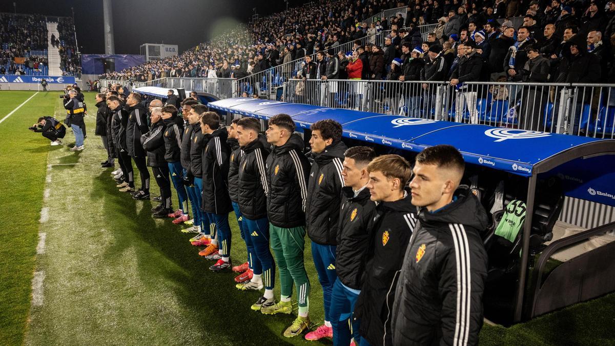 El banquillo del Real Zaragoza, durante el minuto de silencio por Manolo Villanova.