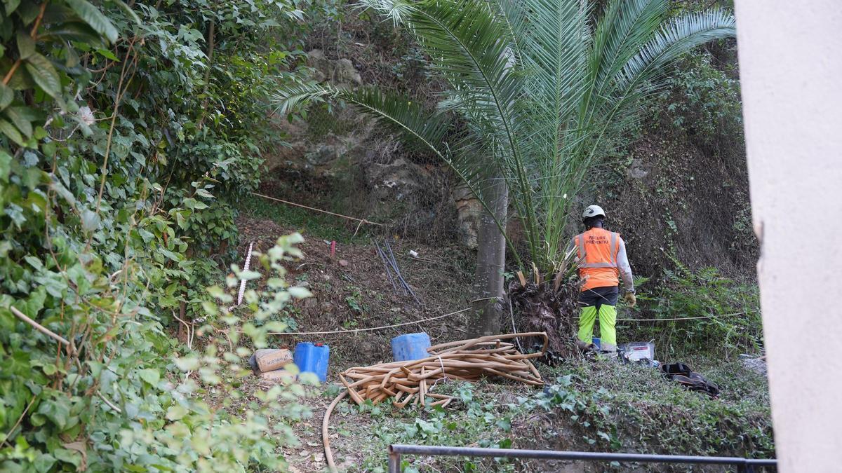 Els treballs de reparació del talús del carrer de Pedret.