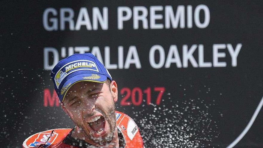 Dovizioso celebra su victoria en el podio de Mugello. // Luca Zennaro