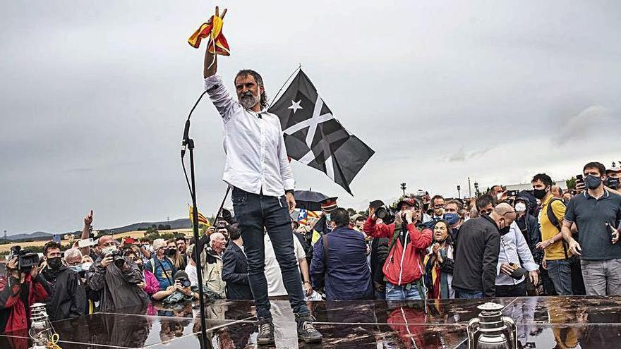 El líder d’Òmnium, Jordi Cuixart, després de sortir de la presó | OSCAR BAYONA