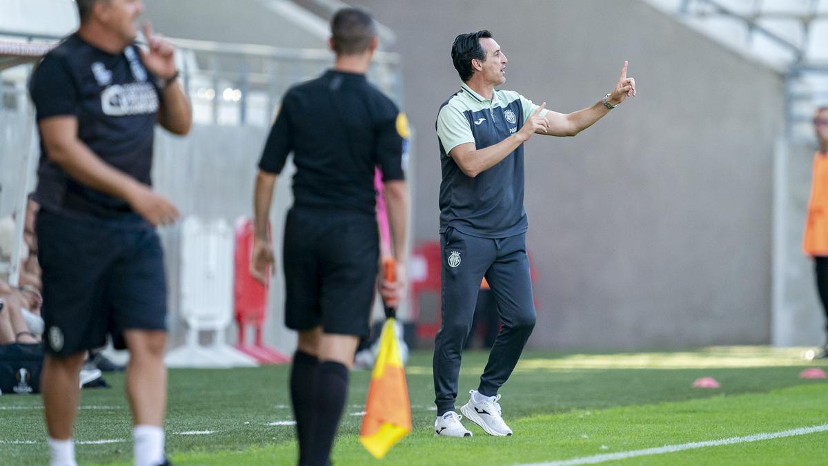 Emery da instrucciones durante un amistoso de pretemporada