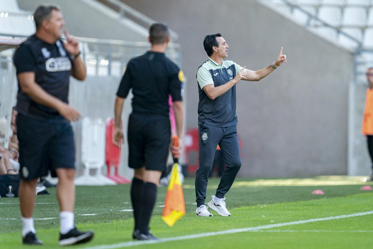 Emery da instrucciones durante un amistoso de pretemporada