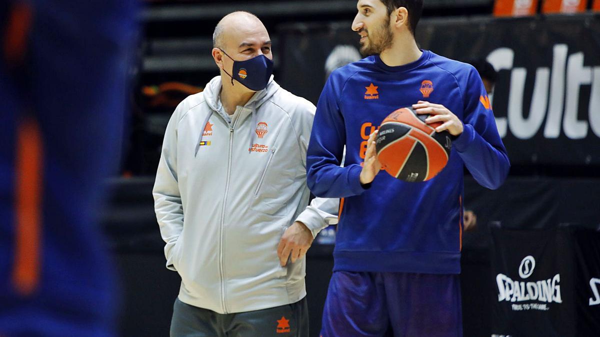 Jaume Ponsarnau y Guillem Vives charlan durante un entrenamiento reciente en La Fonteta.  | M.A. MONTESINOS