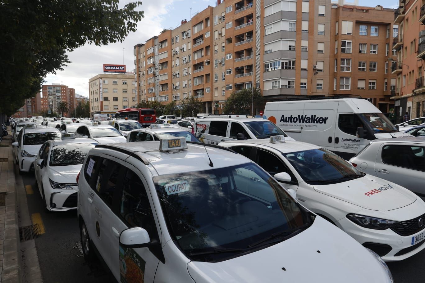 Decenas de taxis protestan por el cambio de regulación horaria