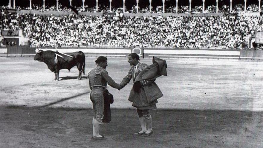 Fuentes Bejarano otorga la alternativa a Pascual Márquez el día del Corpus. Las tablas de la plaza aparecen pintadas con la bandera nacional.