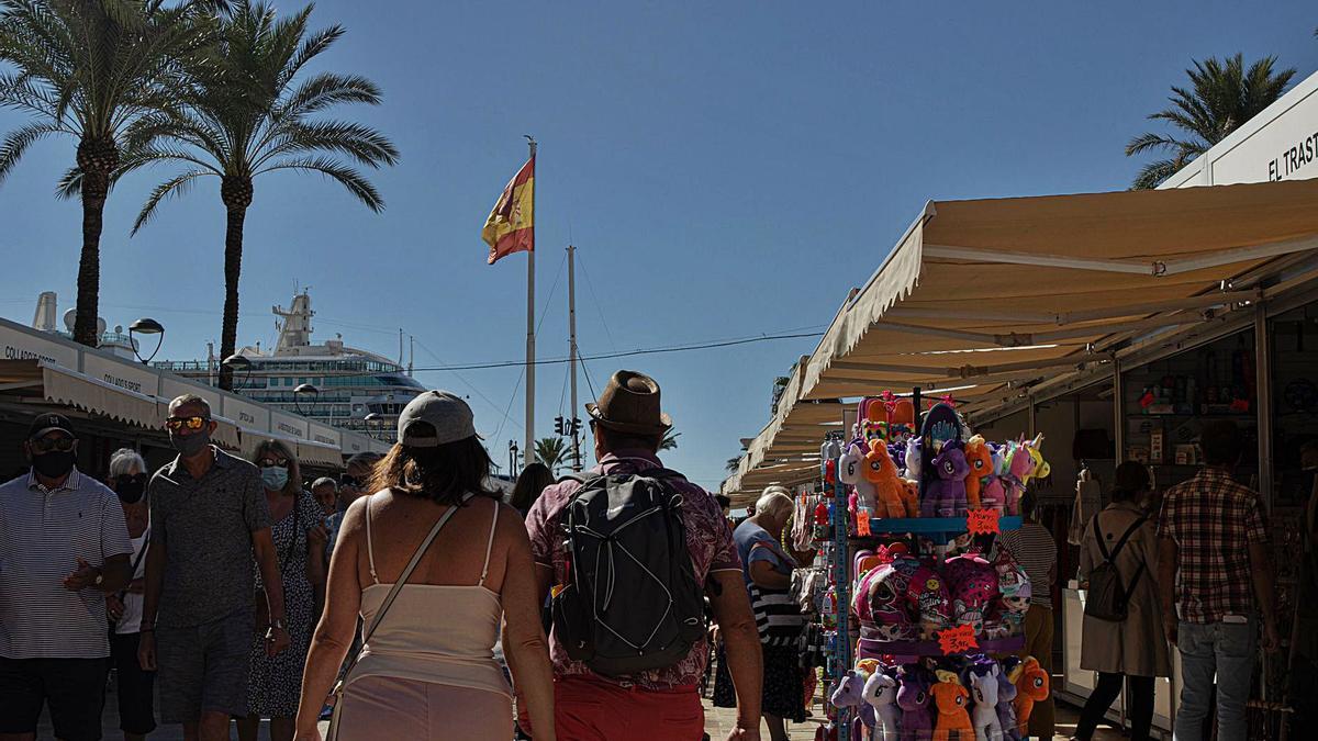 Los cruceristas compran en la feria outlet, ubicada frente a la fachada marítima. | LOYOLA PÉREZ DE VILLEGAS