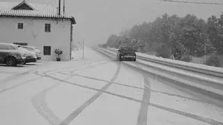 La Guardia Civil auxilia a varios vehículos atrapados en la nieve en León