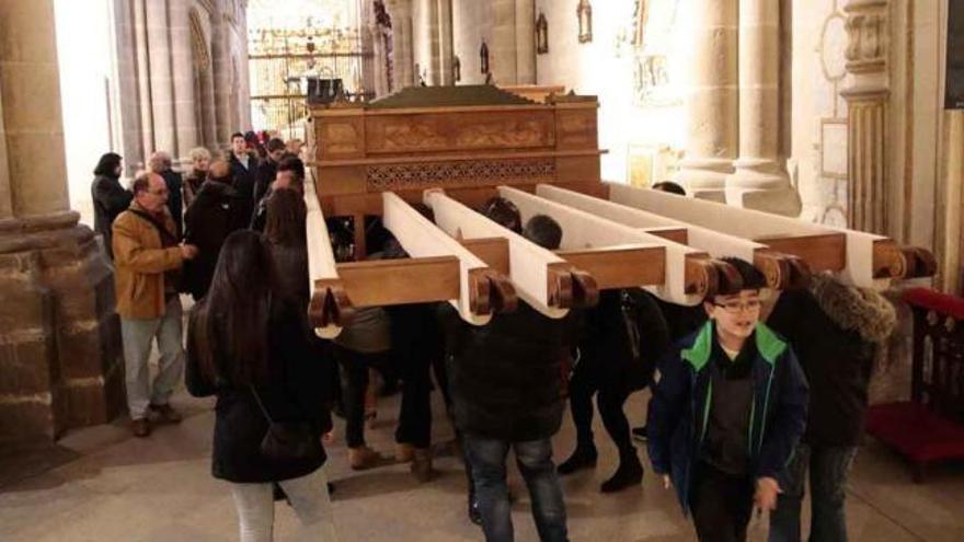 Las andas reparadas de Luz y Vida, en la Catedral.