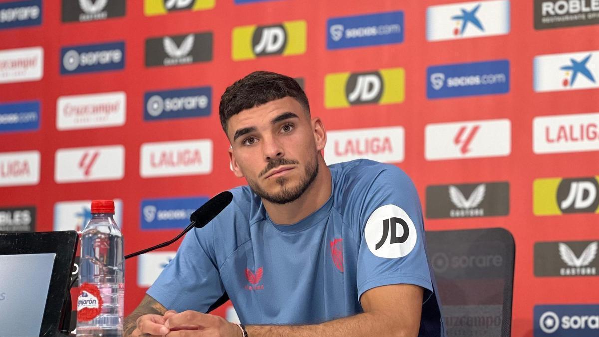 Isaac Romero atiende a los medios en la semana previa al partido ante el Getafe