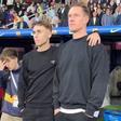 ¡Corazón cule!: Ter Stegen y Fermín en Montjuic felicitan a sus compañeros tras la victoria.