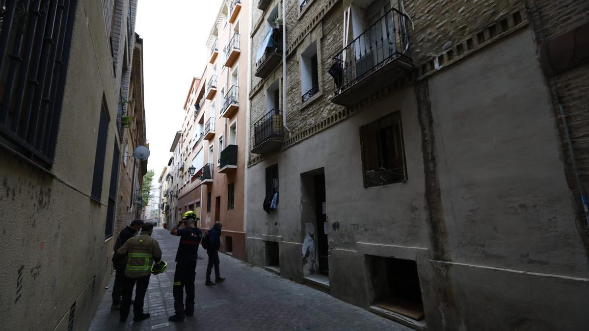 Bomberos de Zaragoza frente al edificio desalojado.