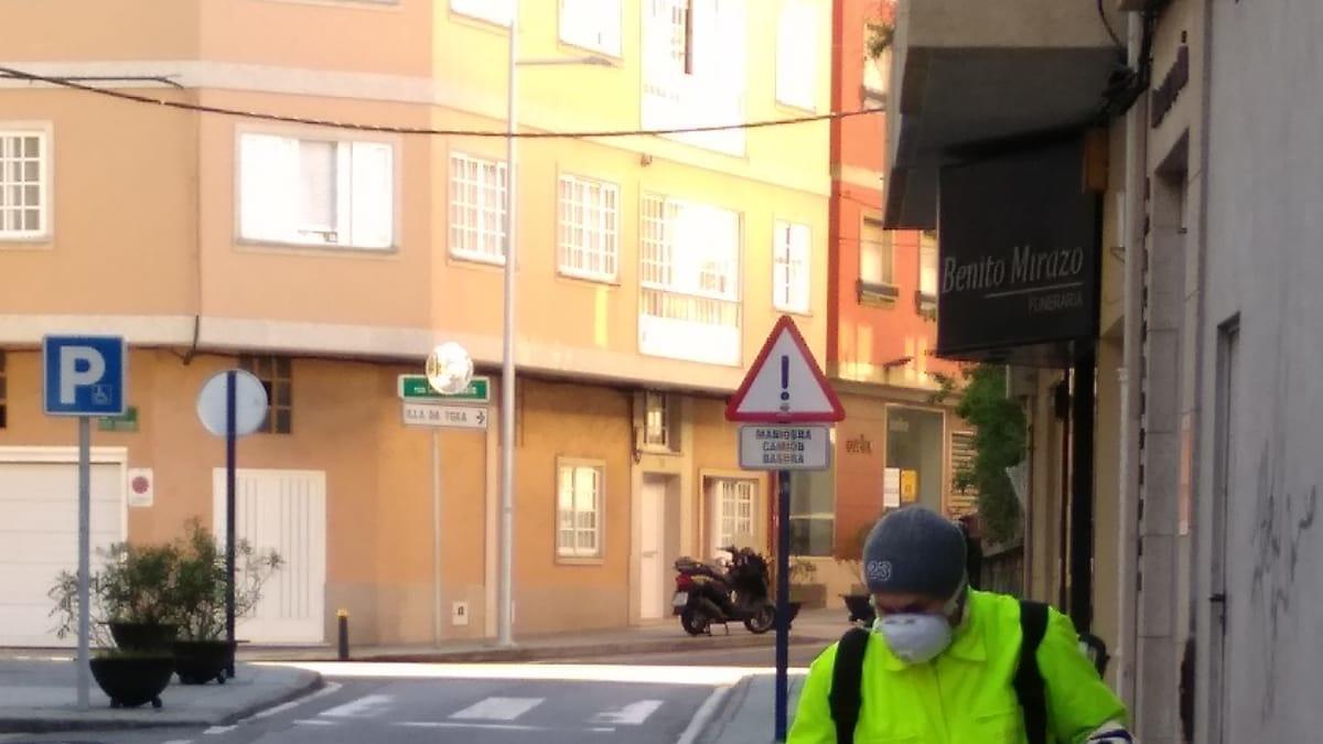 Trabajos de desinfección en las calles de O Grove.