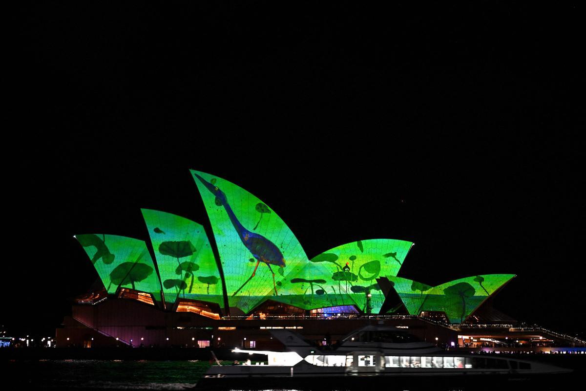 Un festival de luces tiñe de color los edificios icónicos de Sídney