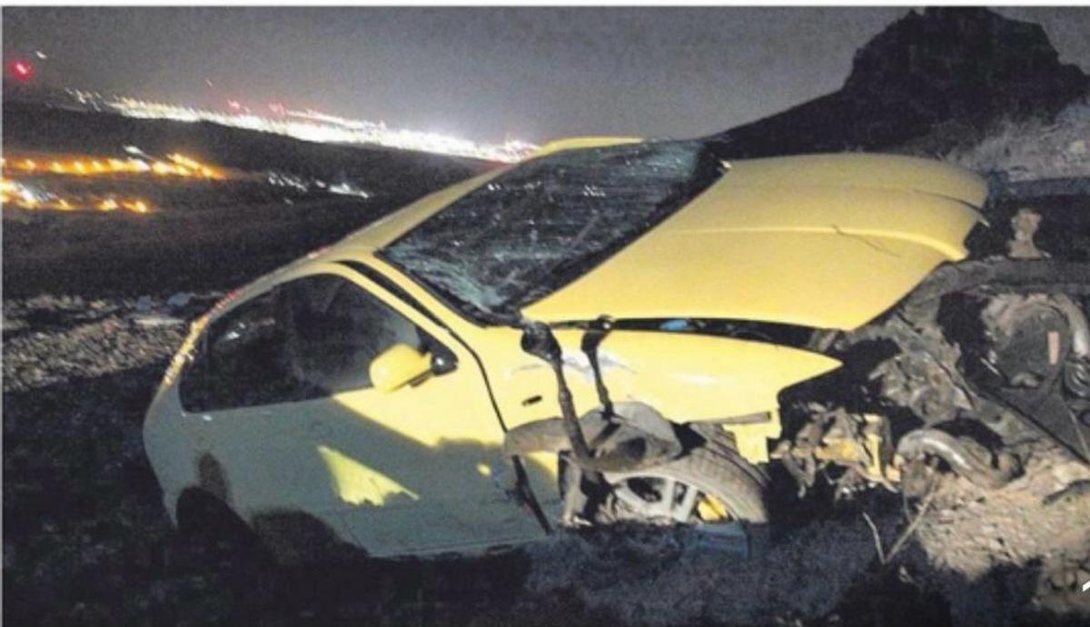 Uno de los coches accidentados durante las carreras ilegales en la carretera de Los Corralillos (Agüimes).