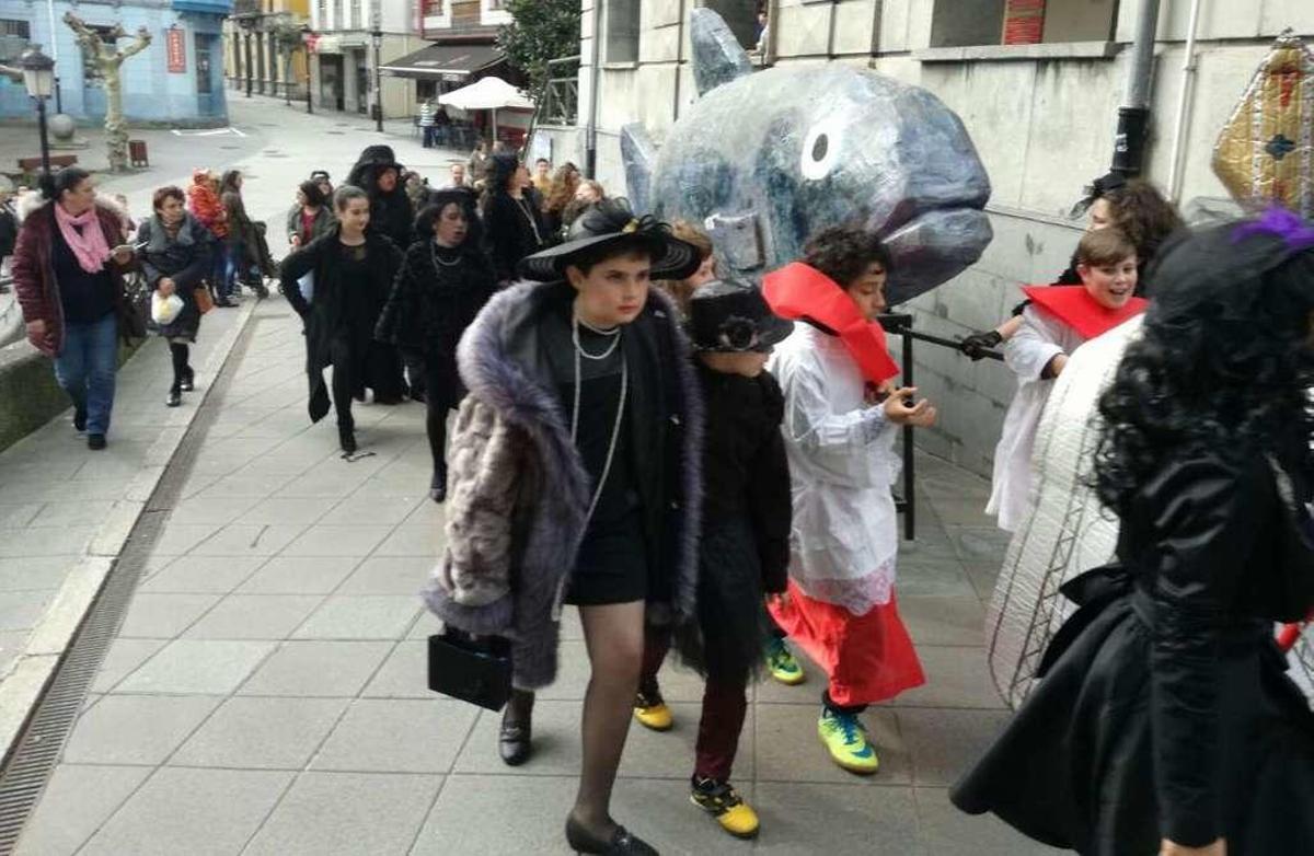 Candás despide el Antroxu y quema la Sardina en procesión