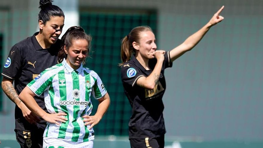 Celebración de Marina Martí de su tanto ante el Betis