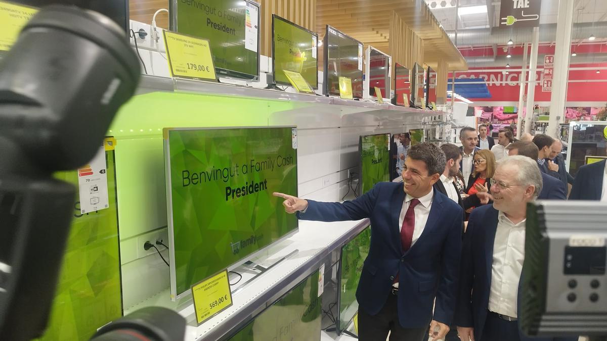 Carlos Mazón visita las instalaciones de Family Cash en Xàtiva