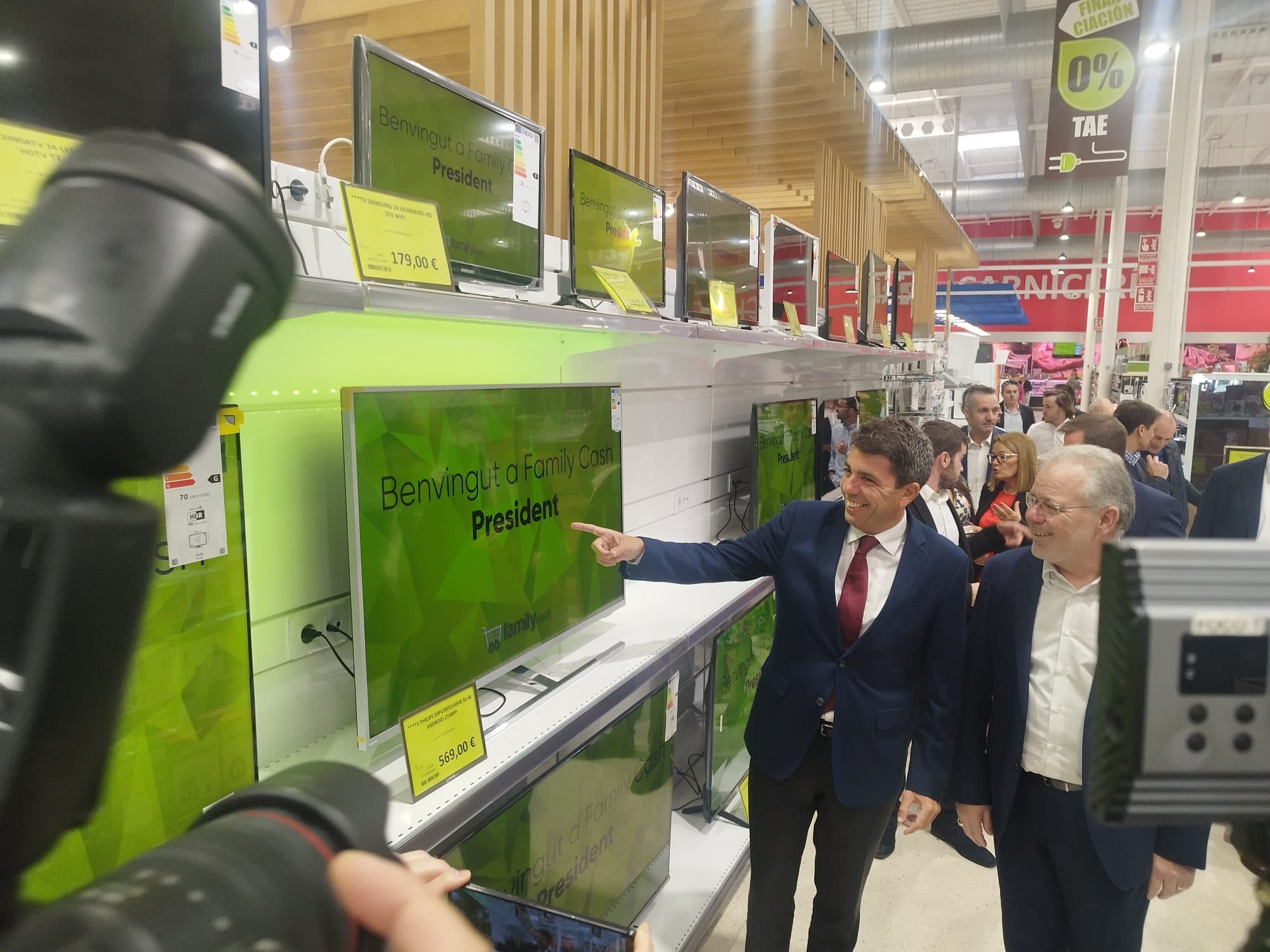 Carlos Mazón visita las instalaciones de Family Cash en Xàtiva