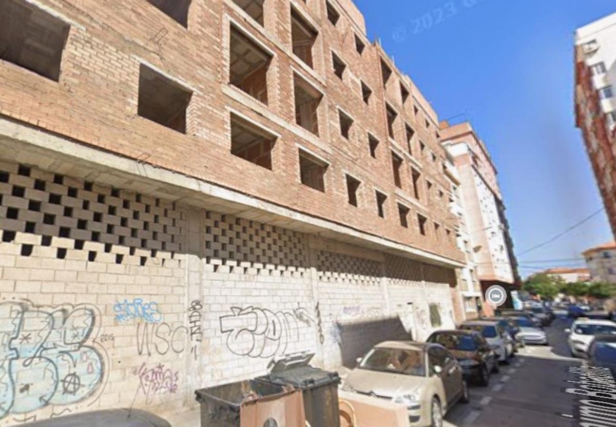 El edificio que se va a subastar, en obras en 2023.