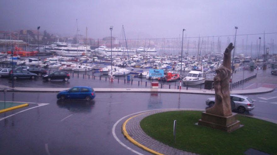 Los barcos de transporte de la ría, amarrados en el muelle. // FDV