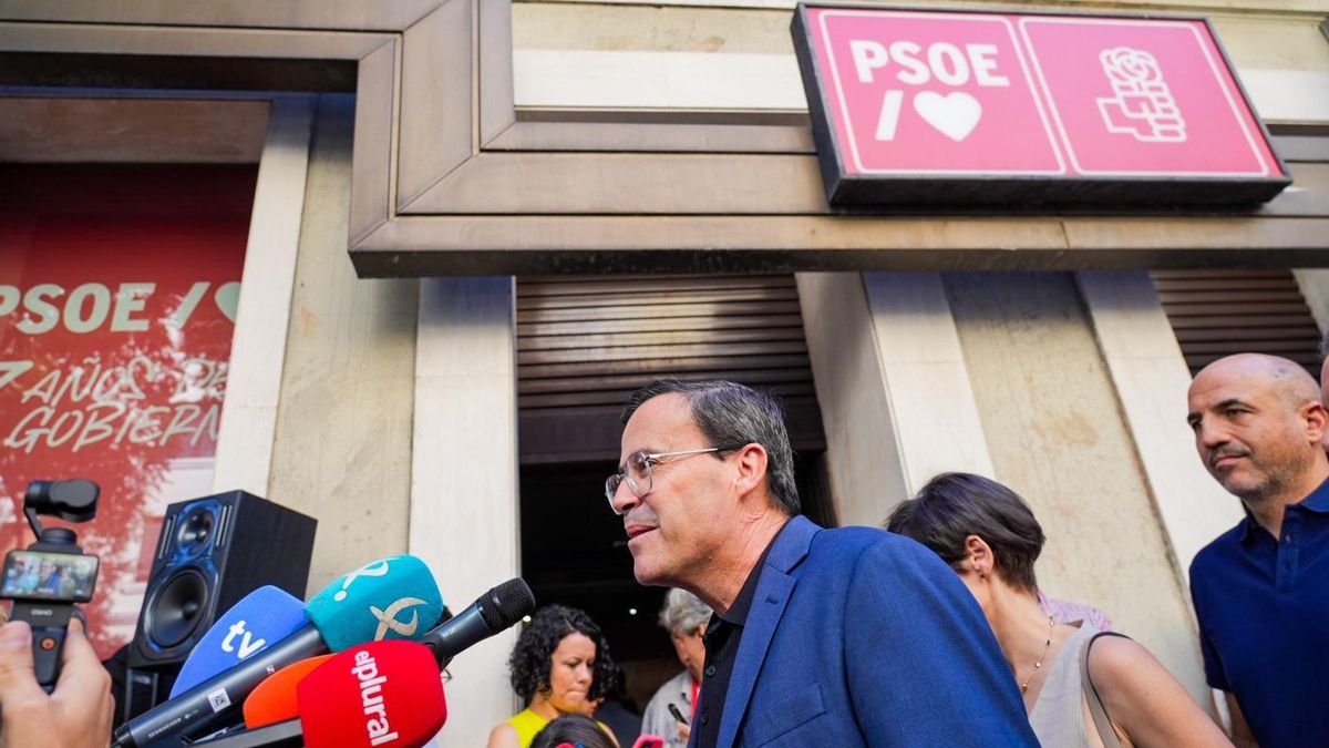 El secretario general del PSOE de Extremadura, Miguel Ángel Gallardo, este sábado a las puertas de la sede nacional del partido en Madrid