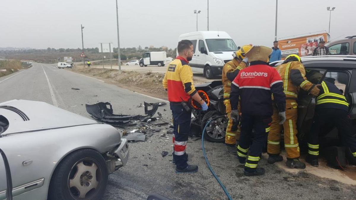 Los bomberos han rescatado a un conductor herido y atrapado en su coche tras un accidente con tres vehículos implicados en San Miguel de Salinas