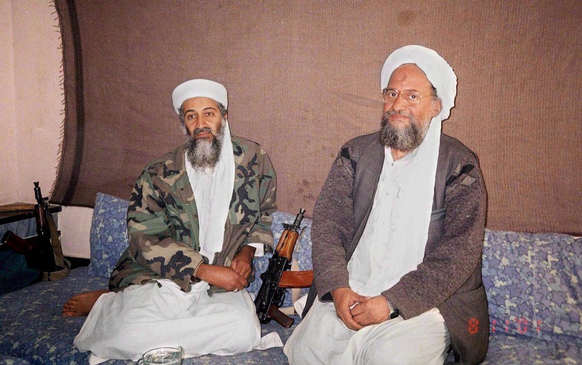 Imagen de archivo tomada el 8 de noviembre de 2001 que muestra al fallecido líder de Al-Qaeda, Osama Bin Laden, (i), y a su número dos, Ayman Al-Zawahiri, en un lugar sin identificar de Afganistán.