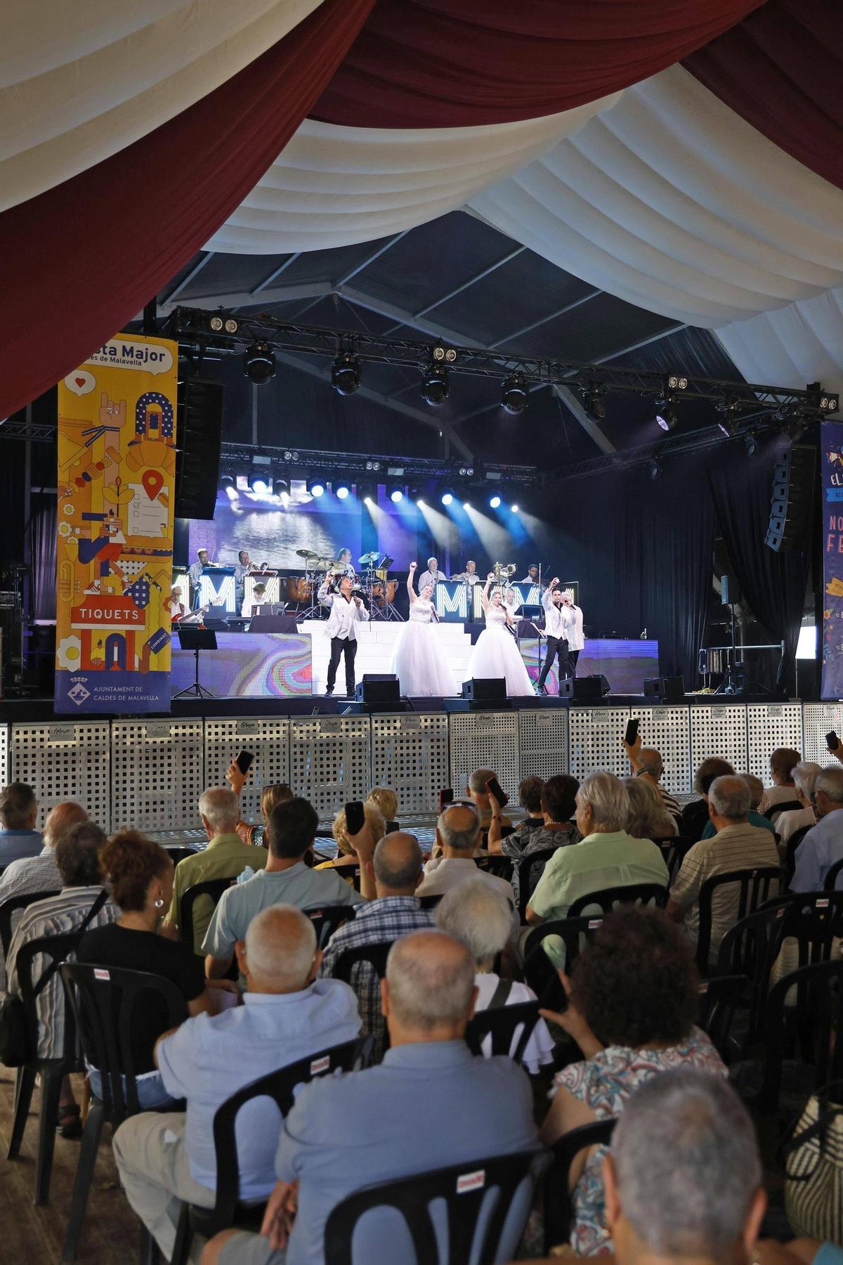 Les imatges de l'Orquestra Maravella a la Festa Major de Caldes de Malavella