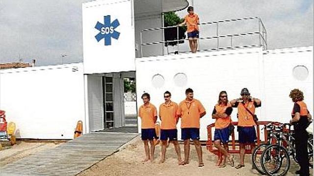 El lloc de socors de la platja de s'Abanell de Blanes ahir durant la presentació dels nous efectius de l'estiu.