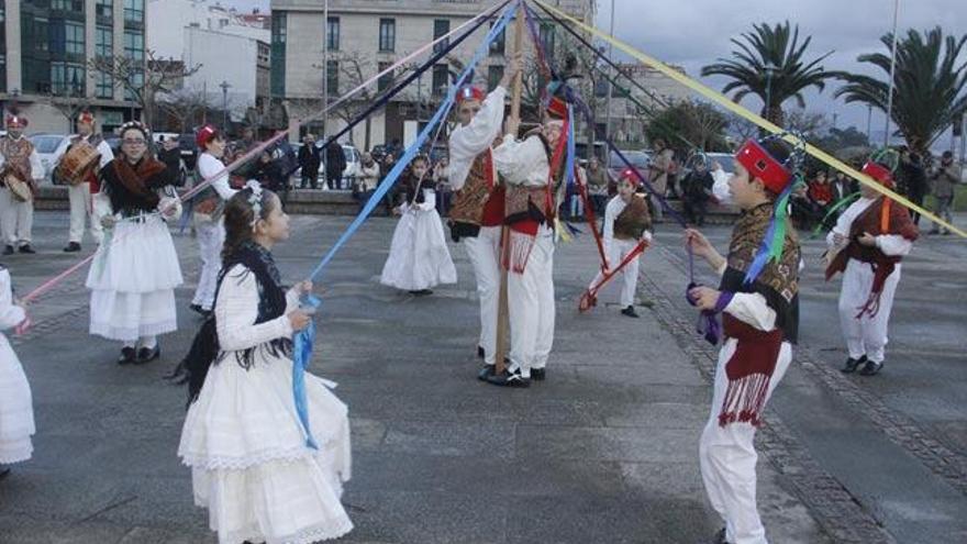 Un momento de la danza de cintas en Cangas. // S. Álvarez