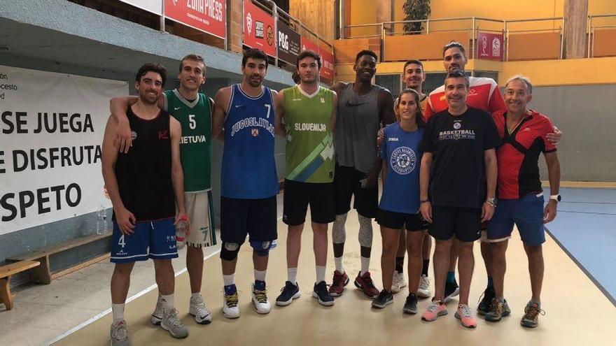 Francis Tomé con sus jugadores y su equipo de trabajo