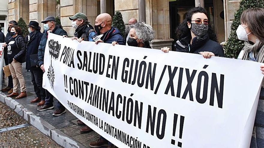 La manifestación ecologista de ayer frente al Ayuntamiento. | Á. González