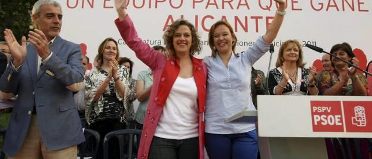 Gabriel Moreno, a la izquierda, junto a Elena Martín, abrazada a Leire Pajín, en el arranque de la campaña de las municipales de 2011.