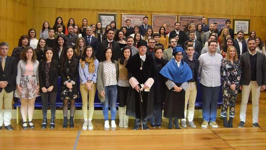 Foto de familia de los premiados por la Universidad de Vigo, ayer, con el rector Salustiano Mato. // Duvi