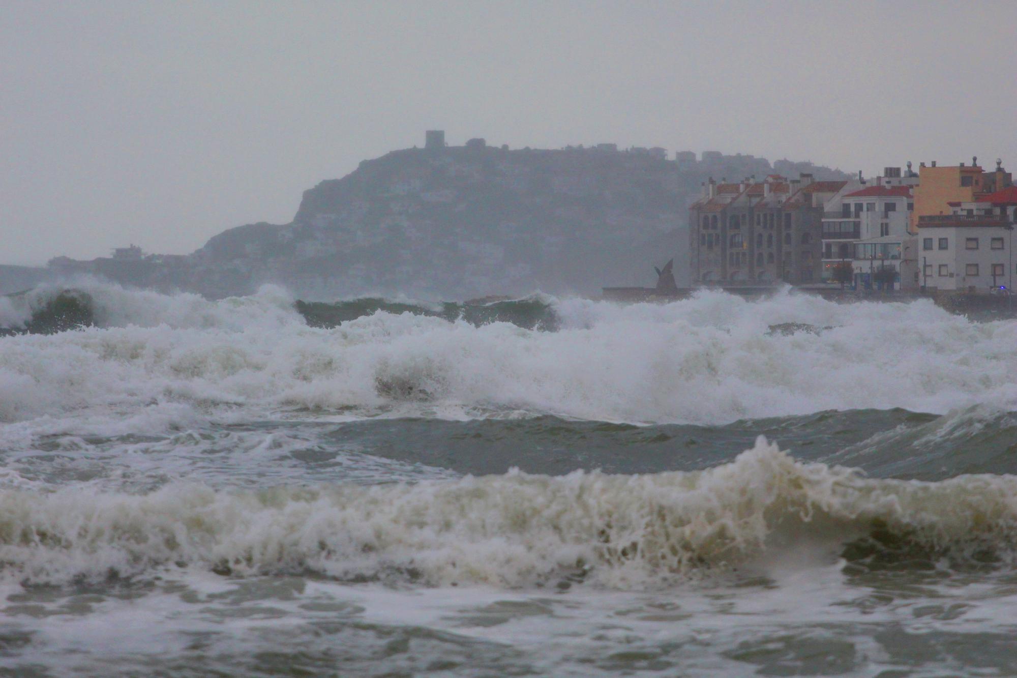 Fort onatge a la façana litoral de l'Escala