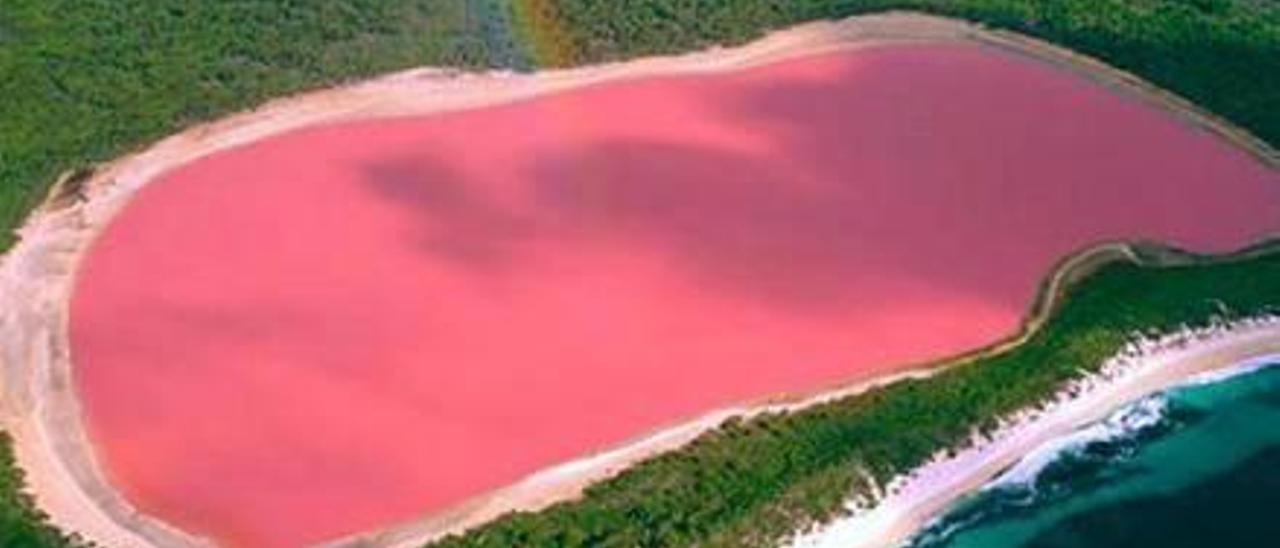 Lago de color rosa chicle