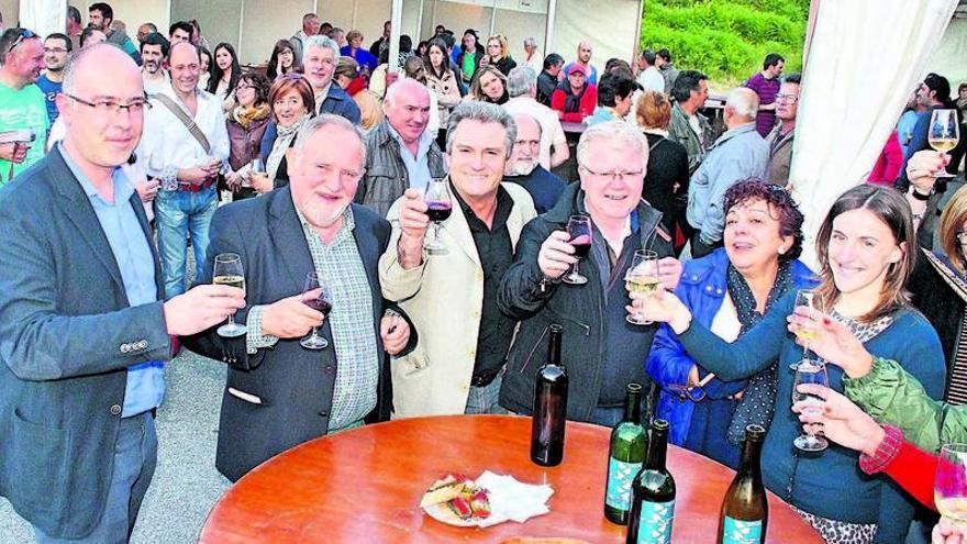 El pregonero, segundo por la izquierda, brinda en la fiesta iniciada ayer.