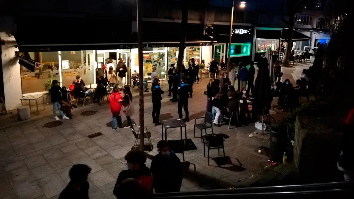 La Policía vigila la calle Teófilo Llorente, en Vigo.