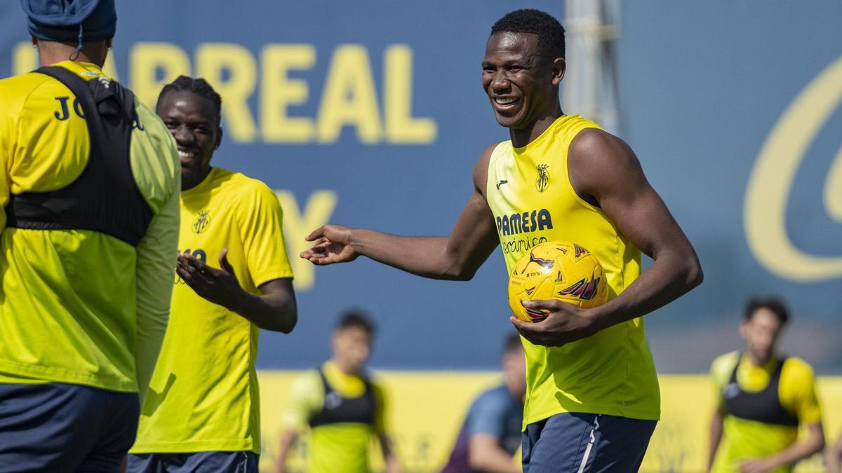 Yerson Mosquera bromea con Bertrand Traoré en el entrenamiento del Villarreal del pasado viernes.