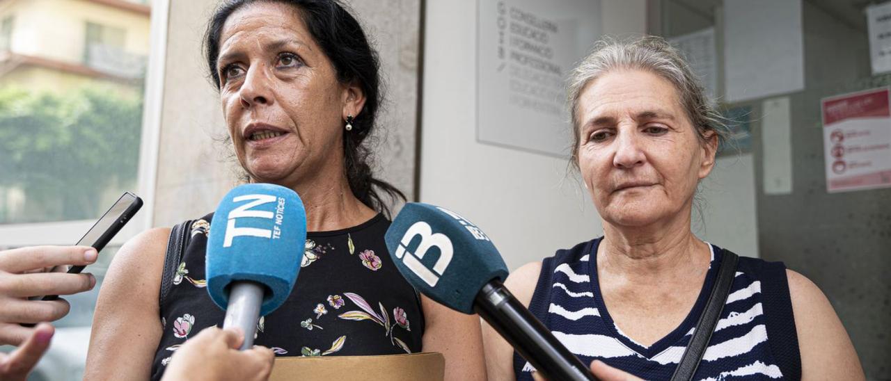 Lola Penín y Carmen Ortuzar antes de la reunión con la delegada de educación de Eivissa. | IRENE VILA CAPAFONS