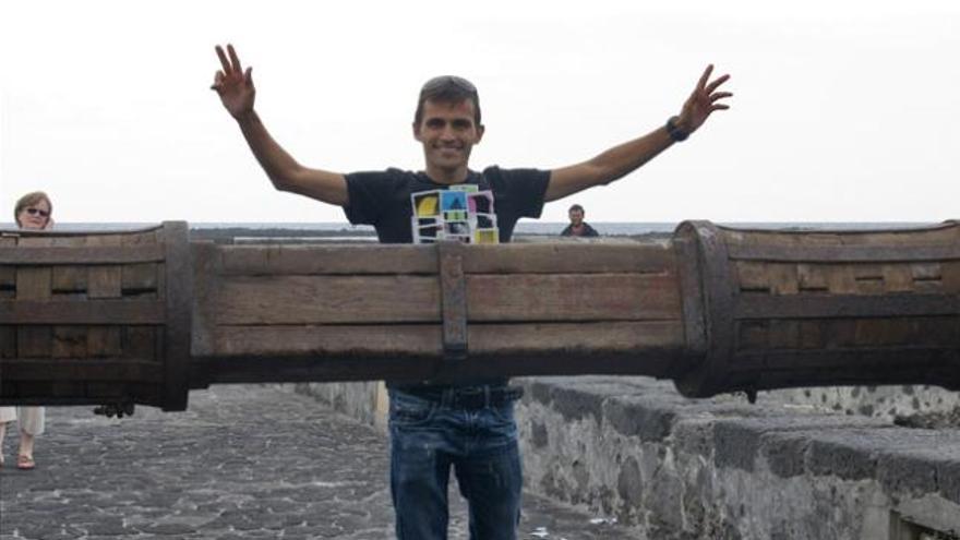 José Carlos Hernández, en el puente de Las Bolas de Arrecife. i A. PERDOMO