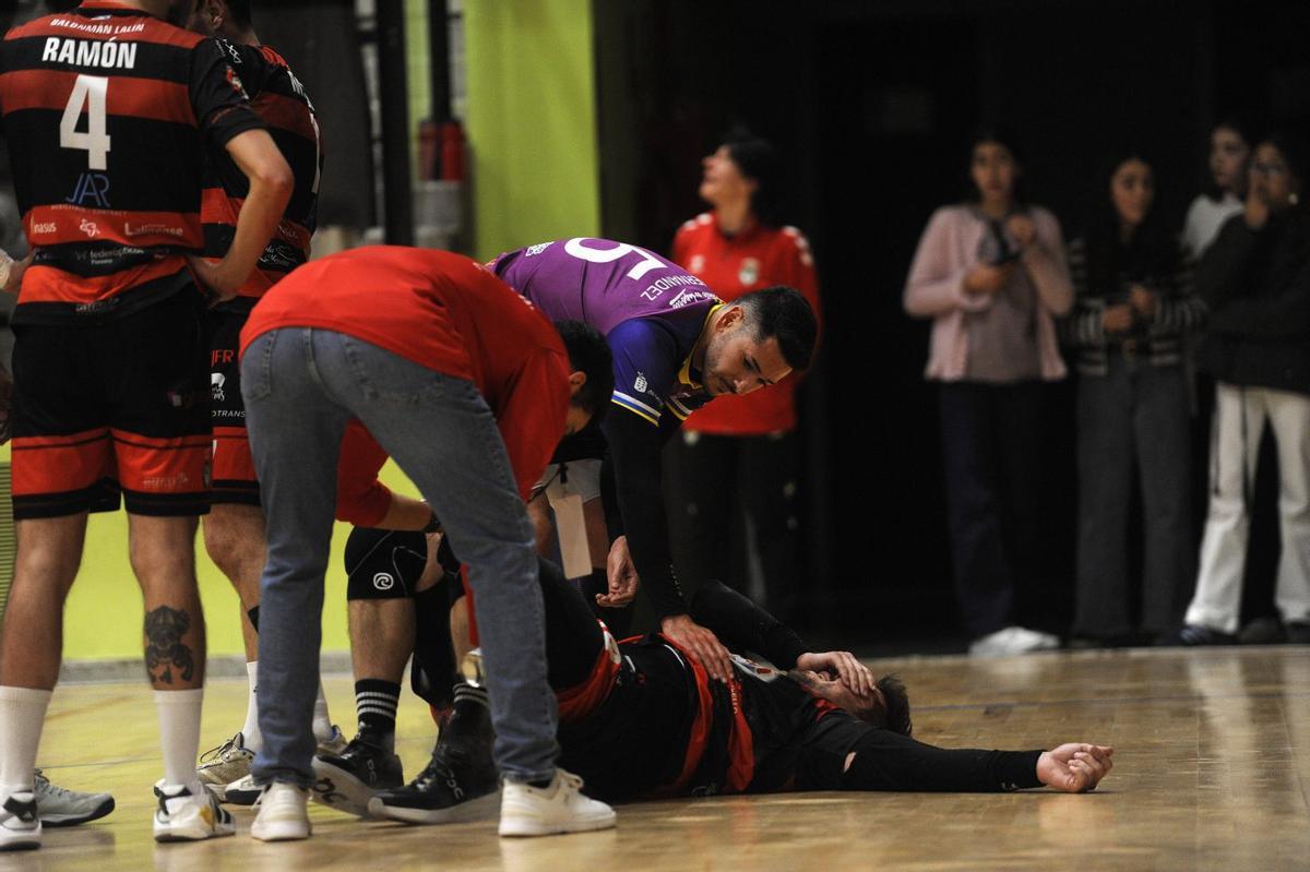 Tate se lamenta en el suelo tras sufrir una mala caída. | BERNABÉ/JAVIER LALÍN