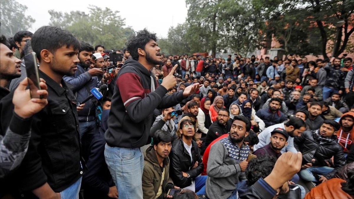 Protesta universitaria en Nueva Delhi contra la nueva ley de ciudadanía.