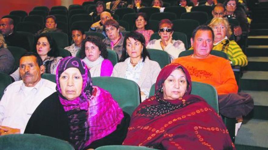 Asistentes a las Jornadas sobre la mujer saharaui en el centro municipal Gijón Sur.