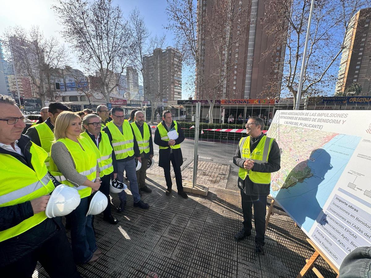 La consellera junto al alcalde en la avenida del Mediterráneo de Benidorm.