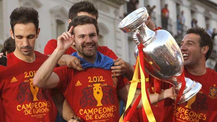 Los jugadores españoles celebran su triunfo.